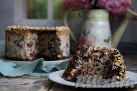 Нарезать вкусный, нежный торт "Пища богов" на кусочки и подать к столу.