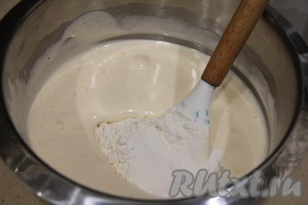 К взбитым яйцам влить растительное масло и молоко, перемешать лопаткой. Всыпать разрыхлитель и соль, частями начать добавлять муку, каждый раз аккуратно и тщательно вмешивая её в тесто движениями лопатки снизу вверх. Тесто должно получиться воздушным, однородным, в меру густым. Муки может потребовать немного больше или меньше, главное - ориентируйтесь на густоту замешиваемого теста.