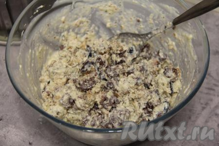 Перемешать крем с коржами, орехами, черносливом и начинка для торта "Пища богов" готова.