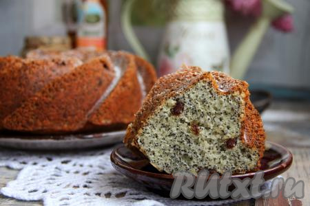 Разрезать кекс на кусочки и подать к столу. Смотрите, какой аппетитный разрез у нашего вкусного кекса с маком, приготовленного в духовке из теста, замешанного на кефире. Угощайтесь!