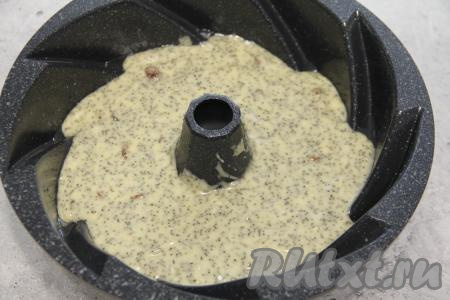 Форму для выпечки (я выпекала кекс в форме диаметром 22 сантиметра) смазать растительным маслом, выложить тесто, которое должно заполнять форму примерно на 2/3 объёма.