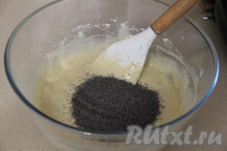 Добавляя муку, учитывайте, что тесто должно получиться не очень густым (по консистенции оно будет напоминать средней густоты сметану), воздушным. Добавить сухой мак и перемешать тесто.