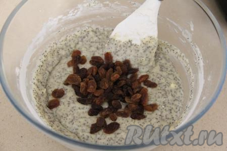 Выложить в тесто изюм и ещё раз перемешать. Если не будете добавлять изюм, тогда просто пропустите этот шаг.