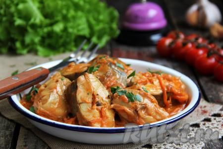 Навагу вместе с овощами, с которыми тушилась рыба, переложить со сковороды на тарелки и подать к столу, дополнив, по желанию, гарниром (например, рисом или картофелем).