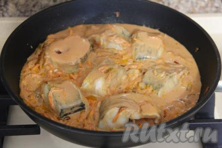 Влить соус в сковороду. Довести до кипения, убавить огонь до минимума и накрыть сковороду крышкой.