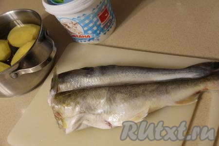 Навагу разморозить, удалить голову, хвост, плавники, убрать внутренности вместе с чёрной плёнкой, находящейся в брюшке, промыть водой. Обсушить рыбу бумажным полотенцем. Картошку (я взяла 5 крупных картошин) почистить, переложить в кастрюлю. Картофель залить полностью водой и поставить на огонь.