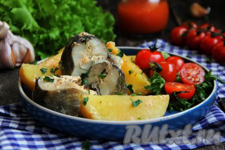 Готовую нежную, вкусную навагу с картошкой достать из духовки и подать к столу в горячем виде, дополнив аппетитнейшим сметанным соусом.