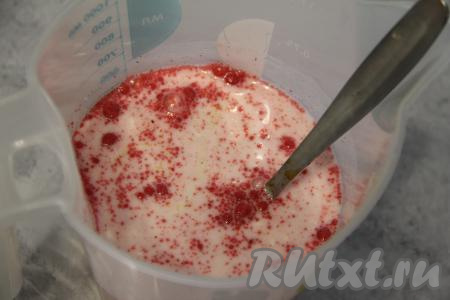 Приготовить сметанный соус, для этого соединить воду, сметану, соль и паприку (или другие ваши любимые специи), перемешать.