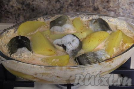 Запекать навагу с картошкой в разогретой духовке минут 30 при температуре 200 градусов.