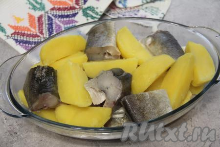 Навагу нарезать на кусочки шириной примерно 3-4 сантиметра, посолить. Нарезать слегка остывший картофель на крупные дольки. В жаропрочную форму выложить дольки картофеля и кусочки наваги.