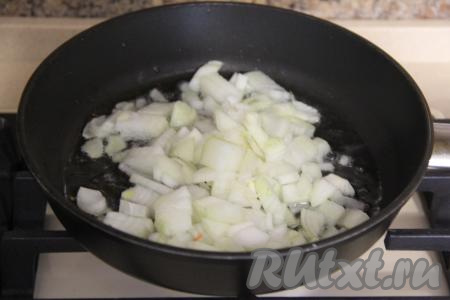 Лук почистить, мелко нарезать. В сковороду влить масло, разогреть, выложить лук. Обжарить лук на среднем огне, периодически перемешивая, до золотистого цвета. Снять с огня, дать немного остыть.