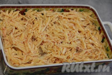 Перемешать заливку и равномерно выложить её поверх пельменей. Накрыть форму фольгой.