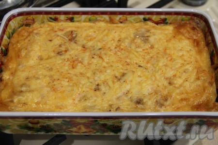 Готовить запеканку из пельменей "Ленивая жена" в разогретой духовке минут 40 при температуре 200 градусов.