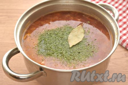 В конце приготовления борщ по вкусу перчим, если нужно, досаливаем, добавляем лавровый лист и мелко нарезанную свежую зелень (можно добавить и сушёную или замороженную зелень), перемешиваем, даём закипеть, провариваем минуты 2 на небольшом огне. Убираем кастрюлю с огня, накрываем крышкой и даём борщу с куриными ножками настояться 10 минут.