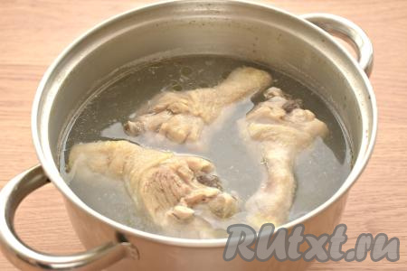 Куриные ножки промываем водой, перекладываем в кастрюлю, вливаем 2 литра воды, ставим на огонь. После закипания снимаем образовавшуюся на поверхности пену, варим мясо 35-40 минут. Заранее (или пока варятся ножки) в отдельной кастрюле отвариваем в кожуре свеклу до готовности (готовая свекла должна легко прокалываться ножом, мне на варку потребовалось 45 минут). Варёную свеклу остужаем, очищаем. После того как ножки проварятся с момента закипания 35-40 минут, достаём их из кастрюли и даём остыть. Куриный бульон, если нужно, процеживаем, затем по вкусу солим и снова ставим на огонь.