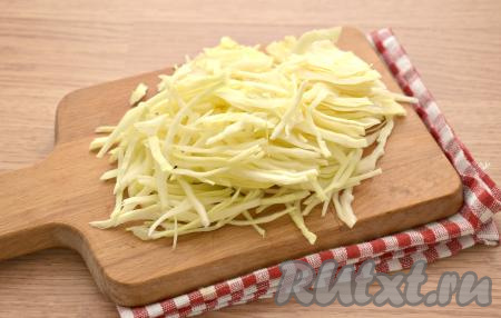 Сразу же добавляем в кастрюлю капусту, нарезанную на тонкие полоски, даём куриному бульону закипеть. Уменьшив огонь, варим картошку с капустой 20 минут.