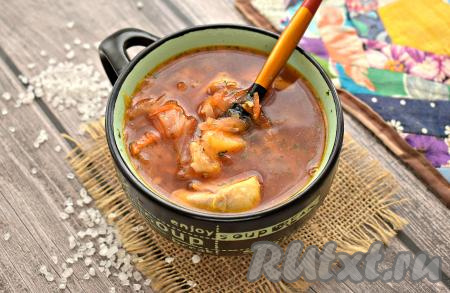 Затем разливаем по тарелкам и подаём к столу. Борщ, сваренный с куриными ножками, получился наваристым, сытным и вкусным.