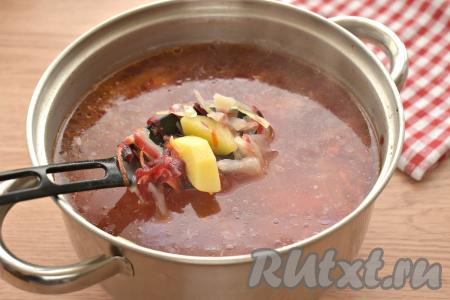 После того как капуста с картофелем проварятся минут 20, перекладываем в кастрюлю со сковороды протушившиеся овощи.