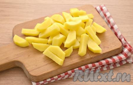 Картофель нарезаем на брусочки среднего размера, перекладываем в кастрюлю с закипевшим бульоном.