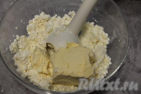 В творожную массу добавить сливочное масло, согревшееся до комнатной температуры, пробить блендером до получения однородной массы.