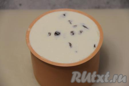 Достать форму с шоколадом из морозилки и выложить в неё творожную массу. Поставить творожную пасху в шоколадном корпусе в холодильник на ночь (или как минимум на 10 часов).