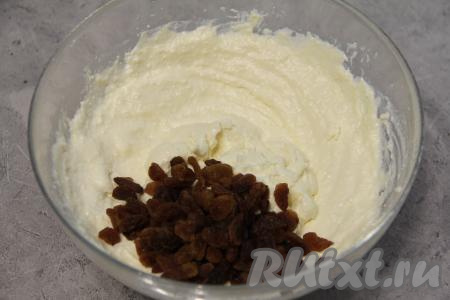 Добавить изюм и перемешать творожно-желатиновую массу ложкой.