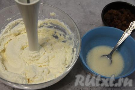 В небольшую ёмкость всыпать желатин, влить 50 миллилитров холодной воды (или молока), тщательно перемешать и оставить набухать минут на 10-15 минут. Затем ёмкость с набухшим желатином поставить на средний огонь и прогреть, постоянно помешивая, до полного растворения кристалликов желатина, и не доводя до кипения!