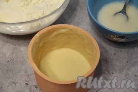 Шоколад растопить на водяной бане и влить в силиконовую форму. У меня была форма&nbsp;диаметром 10 см. Распределить шоколад по стенкам формы так, чтобы он заполнил весь объём формы (бока и дно формы должны быть обильно покрыты шоколадом) - это и будет шоколадный корпус творожной пасхи. Поставить форму с шоколадом в морозилку на минут 15.