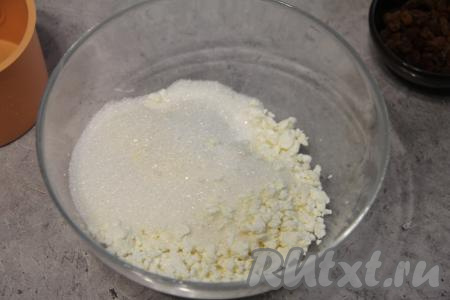 Соединить творог и сахар.