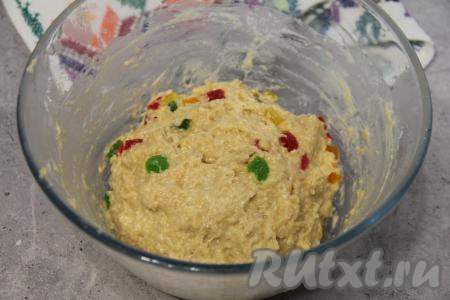 Прикрыть миску с тестом полотенцем и поставить в тёплое место на 1,5 часа.