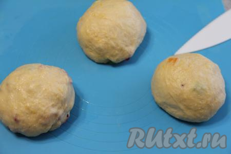 Разделить тесто на три части и сформировать колобки.