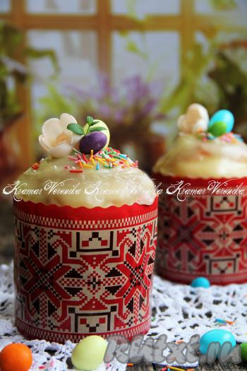 Готовые куличи полностью остудить, покрыть глазурью (я использовала покупную глазурь), сразу украсить кондитерской посыпкой.