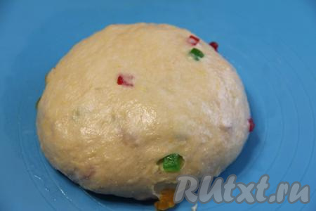 Тесто хорошо поднимется, увеличившись в объёме в несколько раз. Выложить его на просыпанный мукой стол (или на силиконовый коврик) и хорошо обмять. Посмотрите, пока тесто подходило, оно стало эластичным и почти не липнет к рукам.