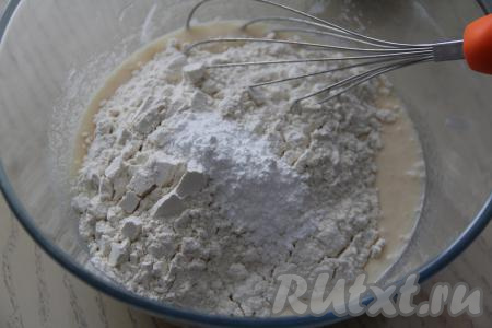 Перемешать, всыпать разрыхлитель и соль. Частями начать добавлять муку в тесто, перемешивая венчиком. 