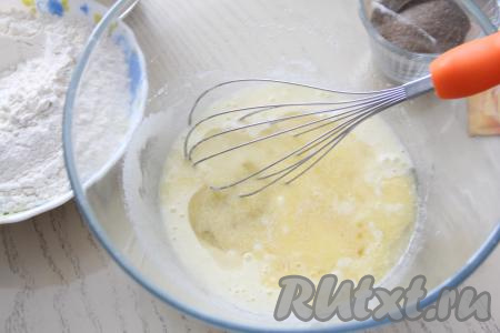 Добавить растительное масло и растопленное не горячее сливочное масло.