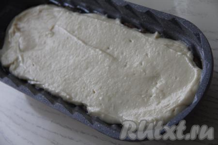 Затем поверх пряной смеси ровным слоем выложить оставшееся тесто.