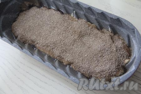 Для приготовления начинки для кекса в небольшой ёмкости соединить 50 грамм сахара и 1 столовую ложку корицы, перемешать и получившуюся пряную смесь равномерно выложить на тесто.