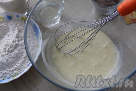 Взбить массу венчиком до побеления.