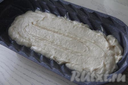 Тесто должно получиться однородным, в меру густым. В форму для выпечки кексов (я взяла литую прямоугольную форму размером 32х14 сантиметров, маслом перед выкладыванием теста её не смазывала, если у вас форма не литая и не силиконовая, тогда перед выкладыванием теста смажьте её немного маслом) выложить половину теста.