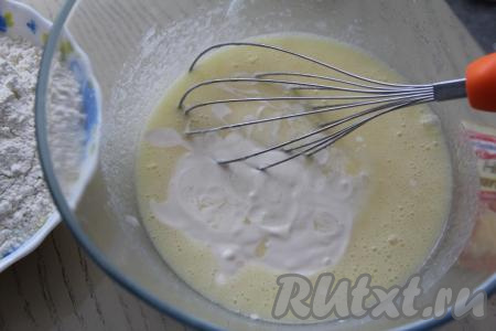 Перемешать массу и влить ряженку.&nbsp;