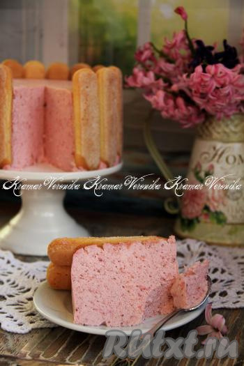 А вот какой потрясающий разрез получился у нашего воздушного торта с клубникой и сливками. Этот восхитительный десерт готовится без выпечки, попробуйте он просто тает во рту. Всем советую его приготовить для себя и своих близких!