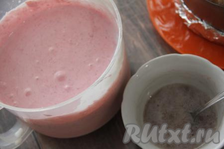 Соединить взбитые сливки и клубнику, взбить мусс миксером. Желатин прогреть на среднем огне, помешивая, до полного растворения кристалликов желатина, но не кипятить. Влить желатин в мусс из клубники и сливок, перемешать миксером до однородности.