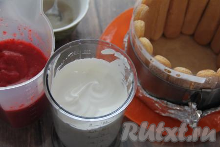 ​​​​​​Клубнику пробить погружным блендером в пюре. Желатин залить холодной водой и оставить на 15 минут набухать. Хорошо охлаждённые сливки взбить миксером с сахарной пудрой до мягких пиков.