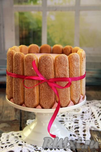 На следующий день снять бортики формы, переложить торт на подставку и можно снимать пробу.