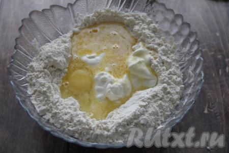 Добавить сметану, яйцо и растопленное не горячее сливочное масло, перемешать.