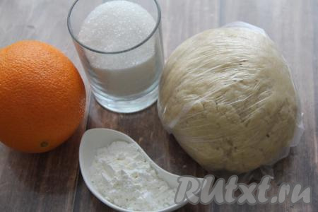 Частями добавляя оставшуюся просеянную муку, замесить руками нежное, пластичное тесто, которое не будет липнуть к ладоням. Поместить тесто в пакет и убрать в холодильник на час.
