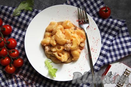 Макароны с фаршем, покрытые сливочно-сырным соусом,&nbsp;разложить по тарелкам и подать вкусное, нежное, сытное блюдо в горячем виде к столу.