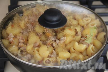 Накрыть сковороду крышкой и готовить минут 10-13, за это время блюдо нужно будет 2-3 раза аккуратно перемешать. По истечении времени макароны должны быть полностью готовы (они должны стать мягкими, но не переваренными).