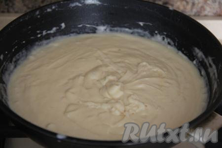 Варить сливочно-сырный соус на небольшом огне, помешивая, до полного растворения сыра.