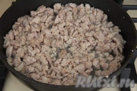Для этого блюда можно взять любой фарш (я взяла фарш из свинины). В сковороду влить растительное масло, разогреть, выложить фарш. Жарить фарш, постоянно разбивая комочки мяса, на среднем огне минут 10.